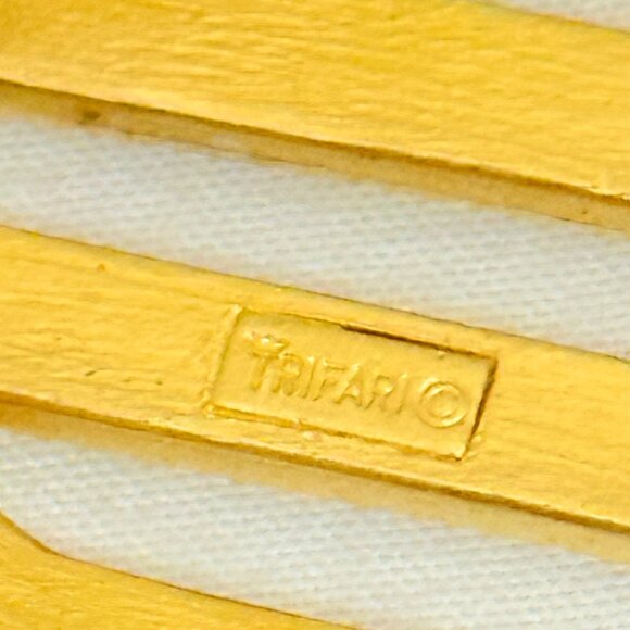 Vintage Crown Trifari Apple Brooch - White Enamal/Gold Tone - Signed - Picture 7 of 7